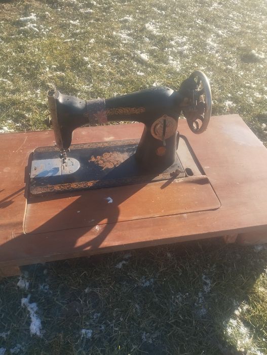 Продаю швейну машинку