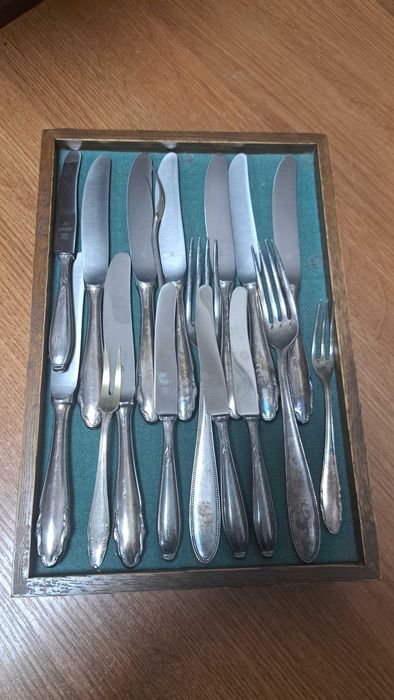 Komplet posrebrzanych sztućców – noże i widelce – 17 sztuk (309)
