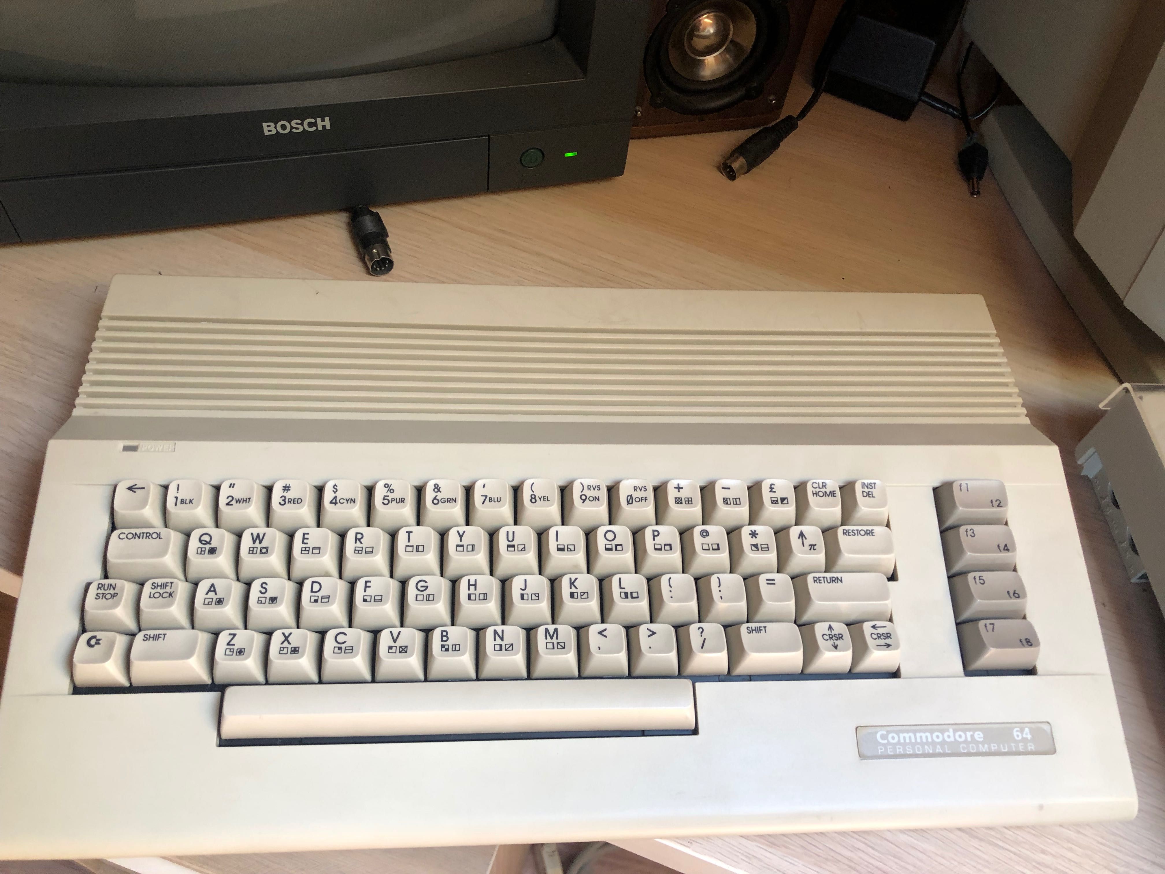Commodore C64 z zasilaczem.