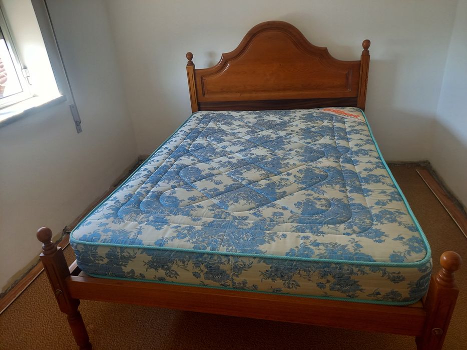 Cama de casal em muito bom estado