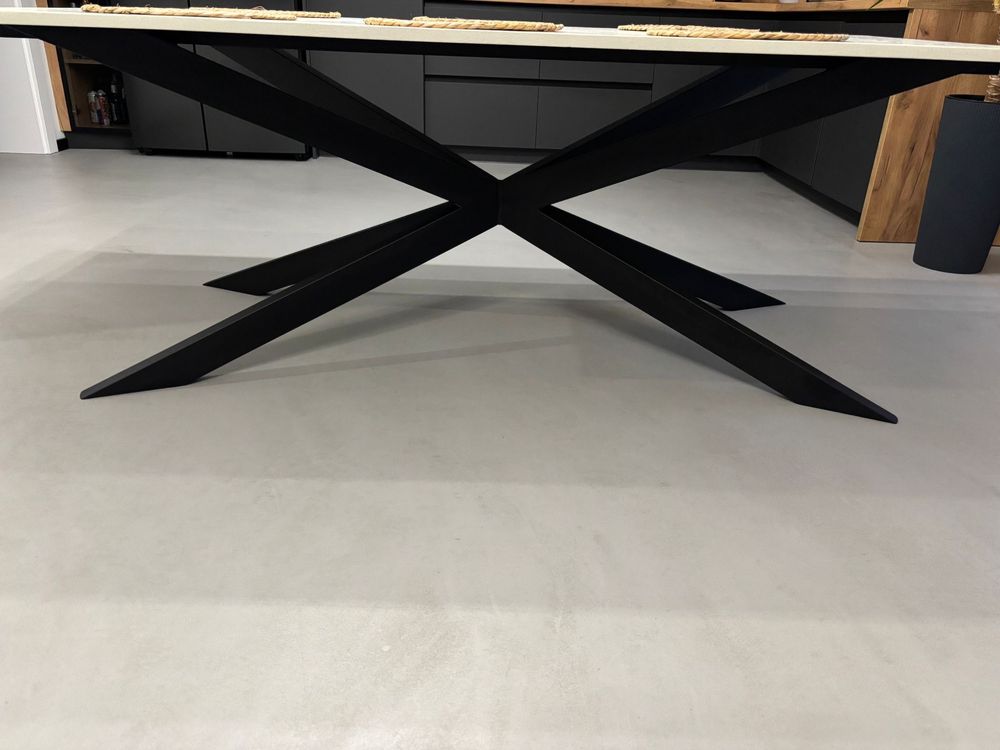 Nowoczesny stół 200/300x100cm z blatem z mikrocementu – model "Pająk"