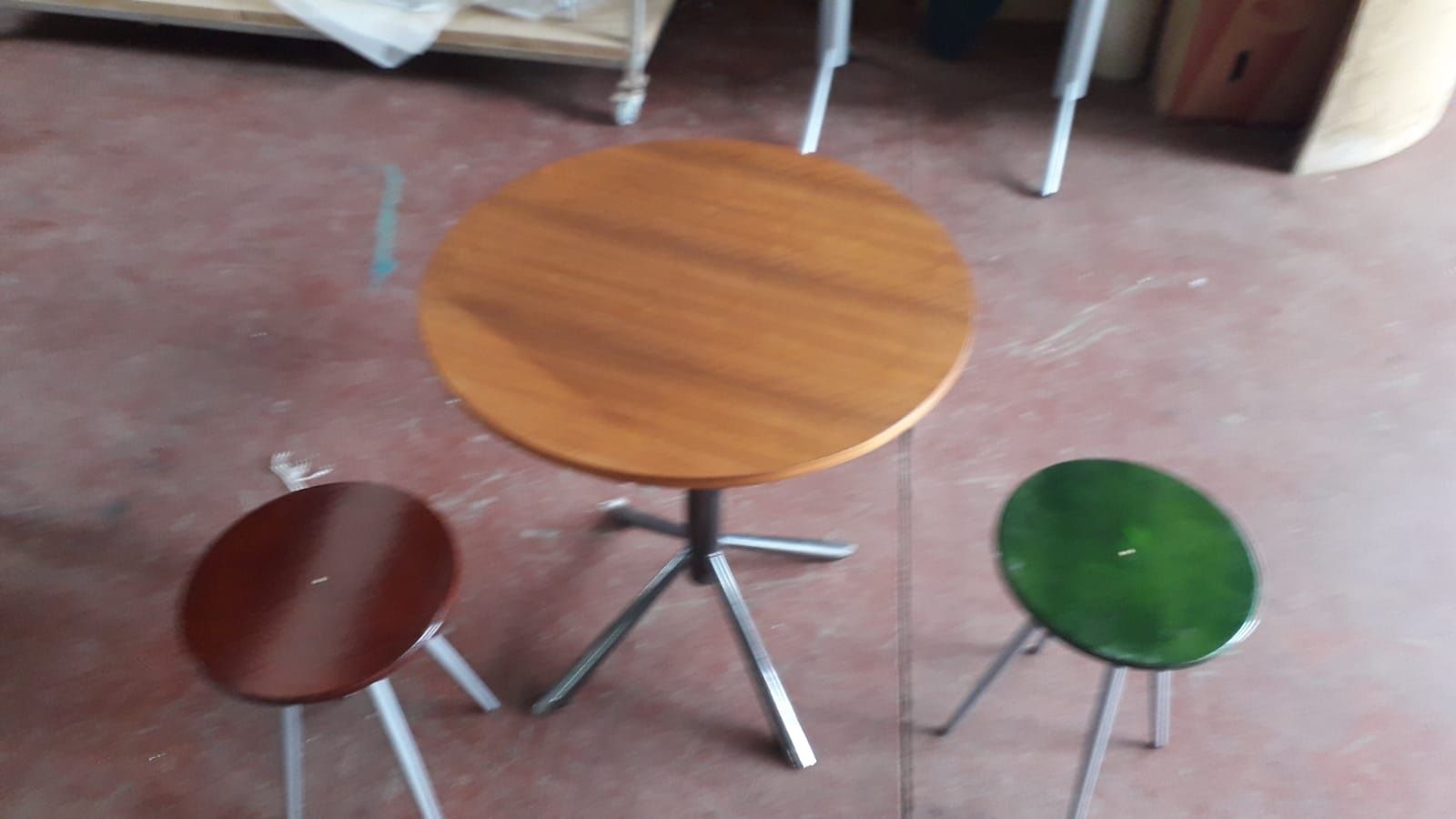 Mesa com três cadeiras