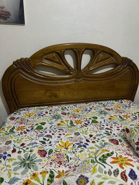 Quarto de casal de madeira maciça com mesinha cabeceira
