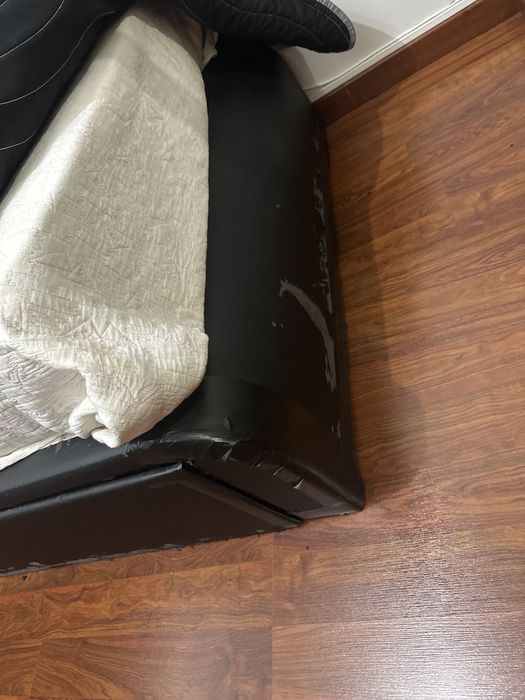 Vendo cabeceira de pele preta e estrutura cama