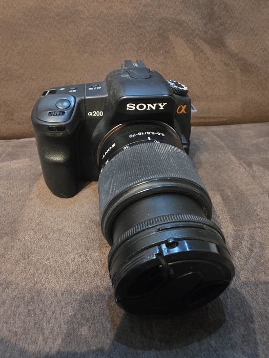 aparat, lustrzanka sony alfa a200 z obiektywem i baterią