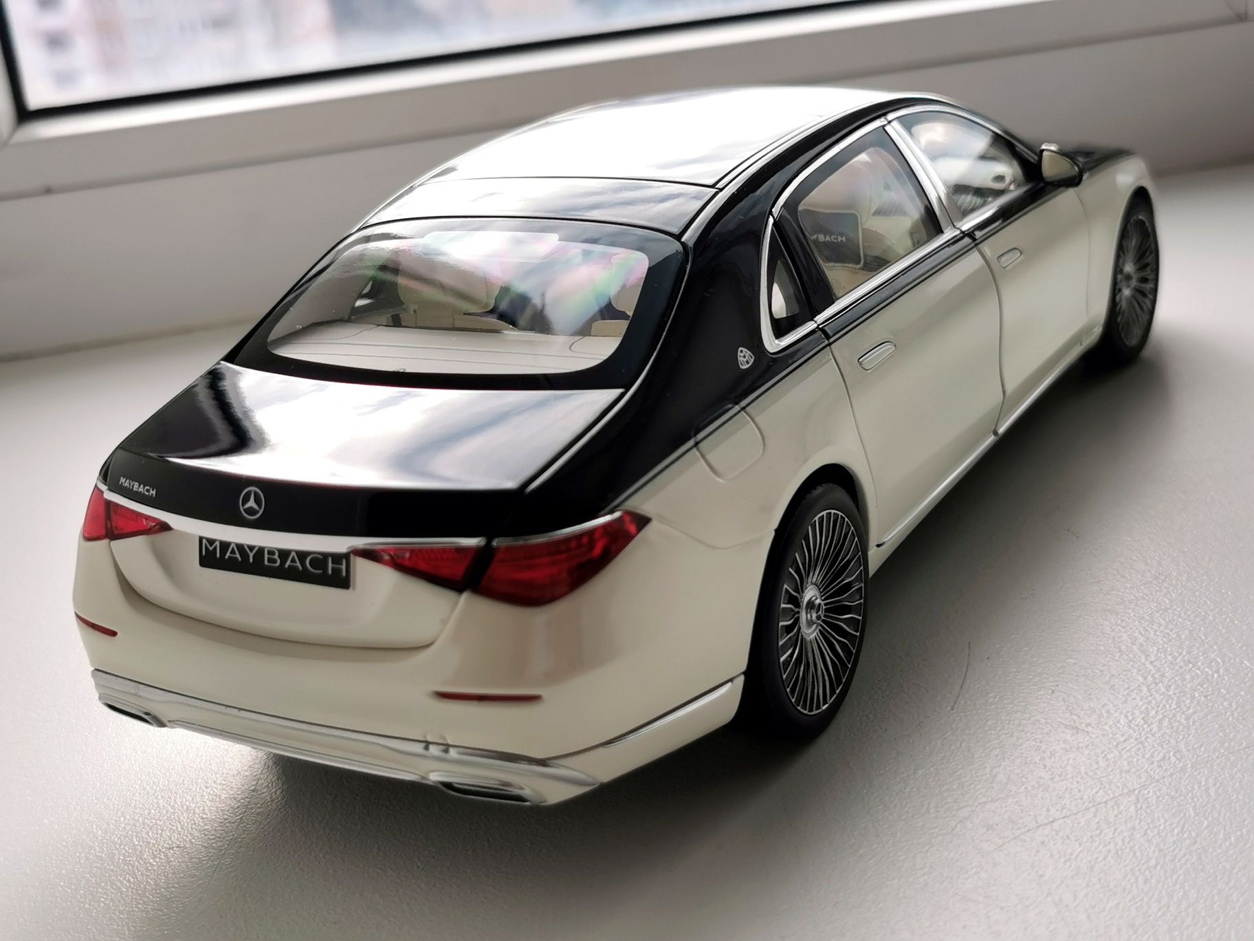 Модель 1:18 Norev Mercedes-Benz S680 Maybach X223 Dialer edition White