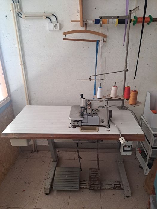 Máquina de Corte e Cose Industrial Brother