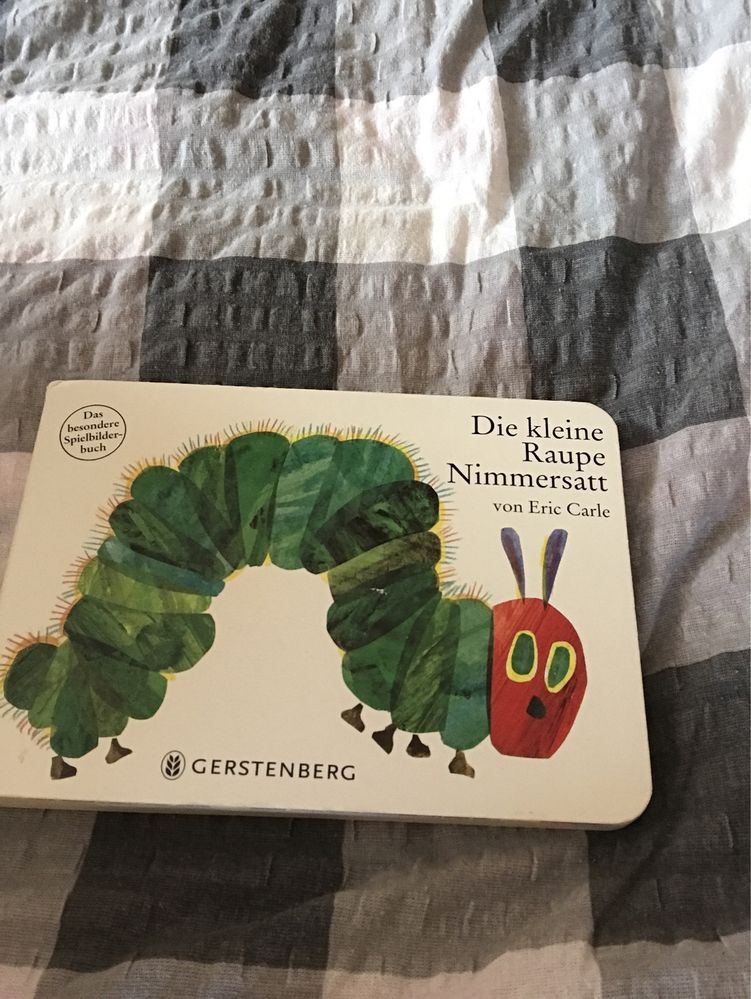 Bajka po niemiecku Eric Carle „Die kleine Raupe Nimmersatt”