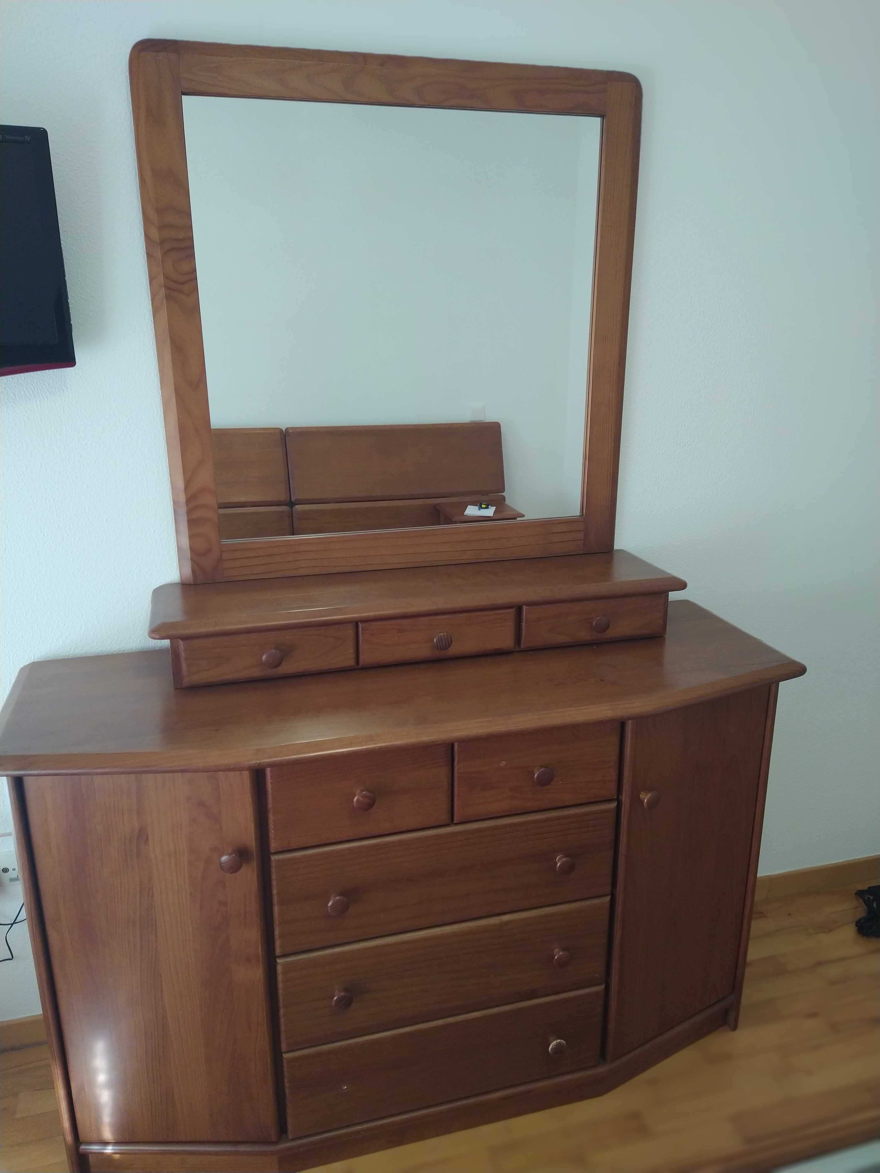 Cama, colchão e cómoda