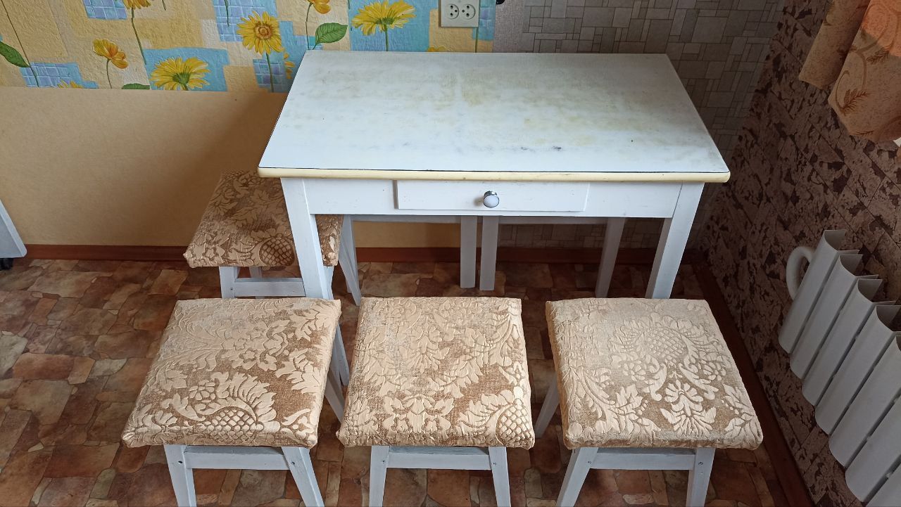 Стол и 4 табурета