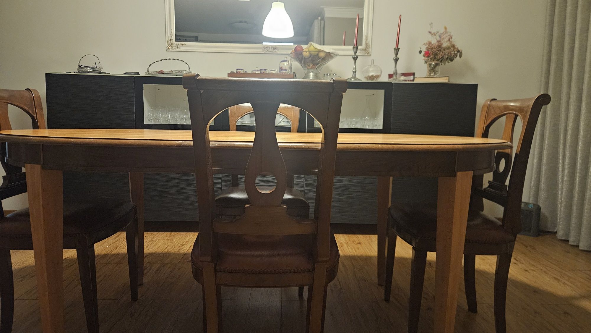 Conjunto de 4 cadeiras de madeira.