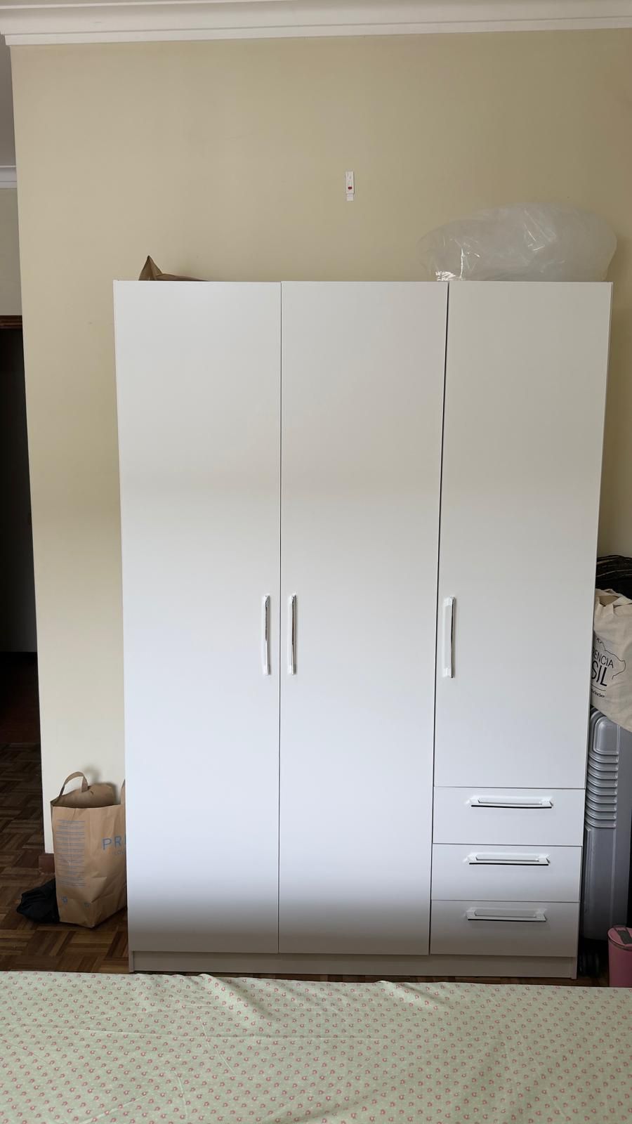 Roupeiro em branco, quase novo, pouco tempo de uso.