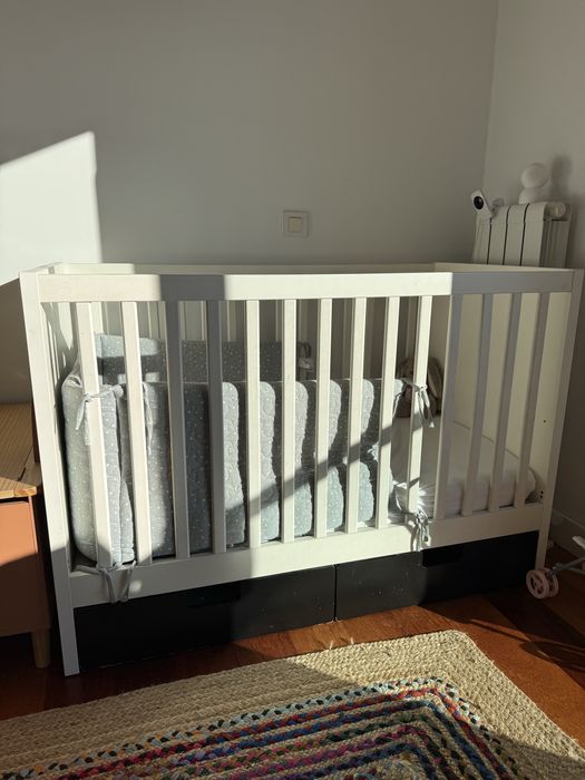 Berço com grades bebé