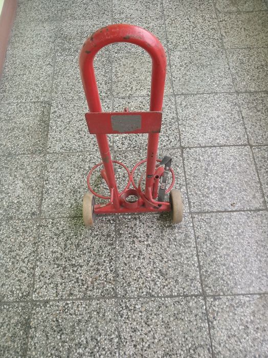 Podwójny stojak na gaśnice.