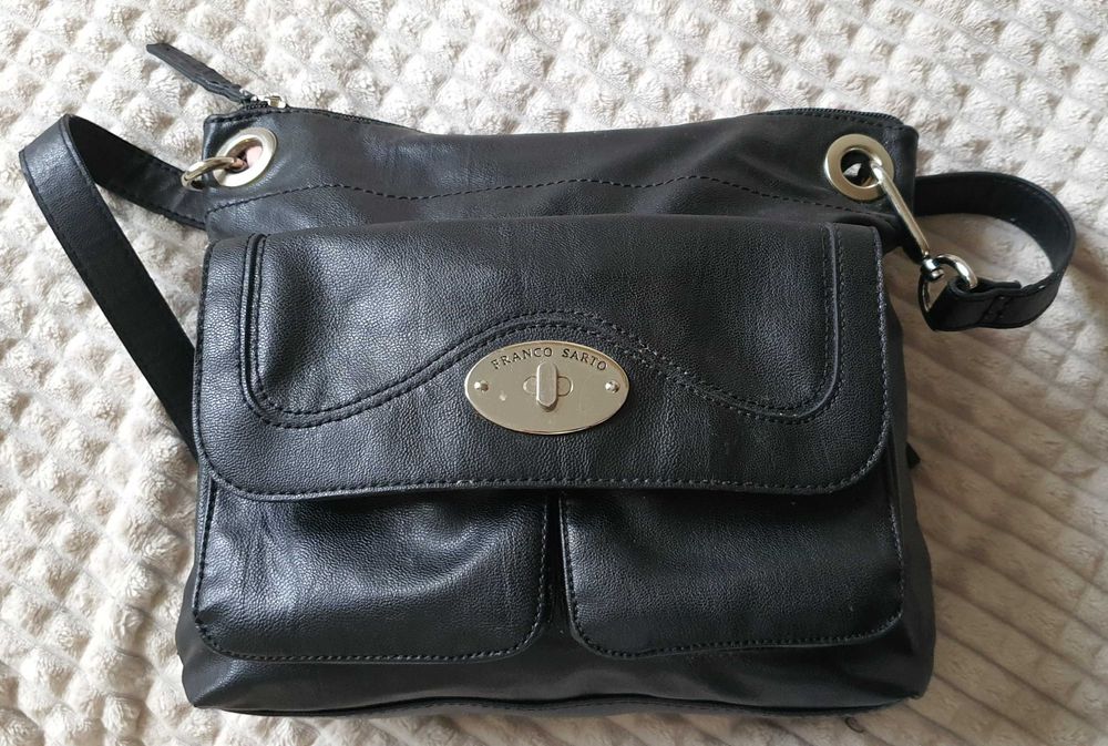 Mała czarna torebka ze skóry