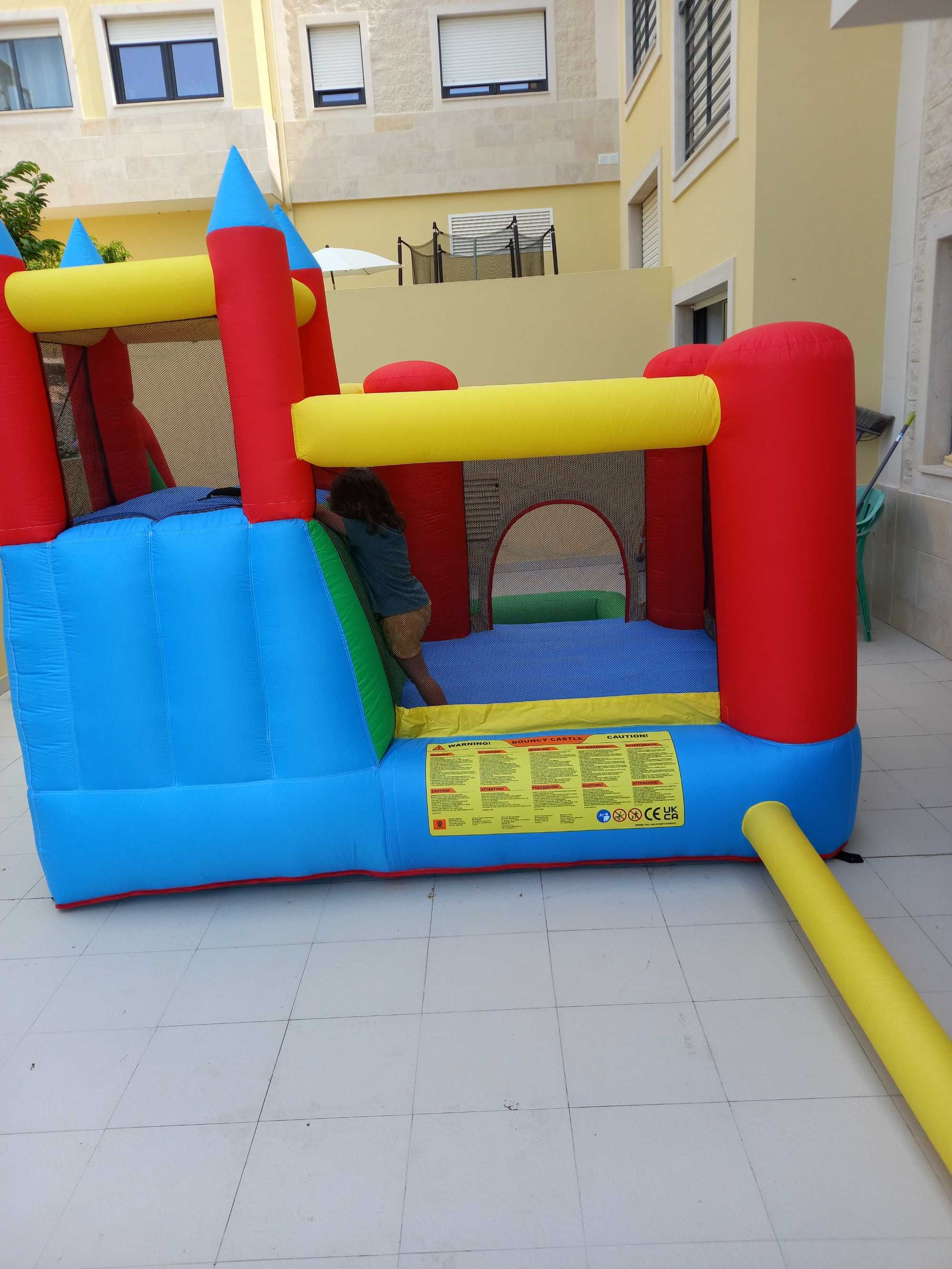 Insuflável com Escorrega, Trampolim e Piscina