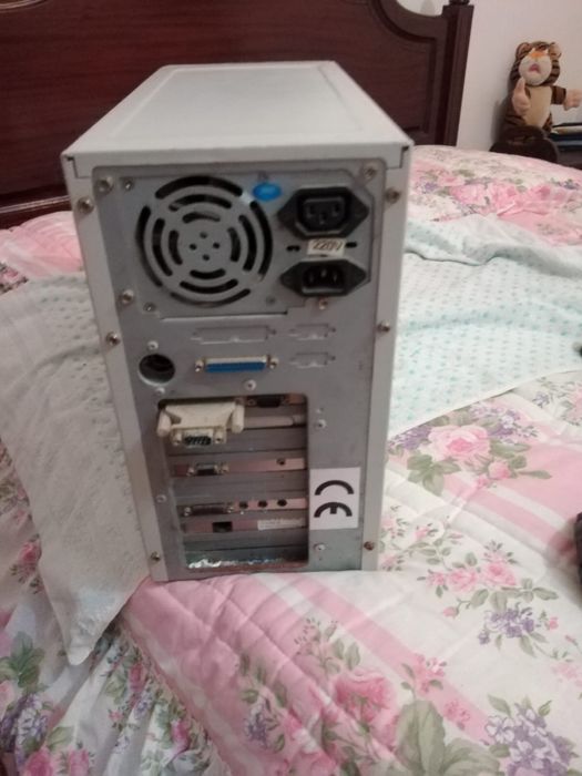 Conjunto torre, teclado e monitor Hansol