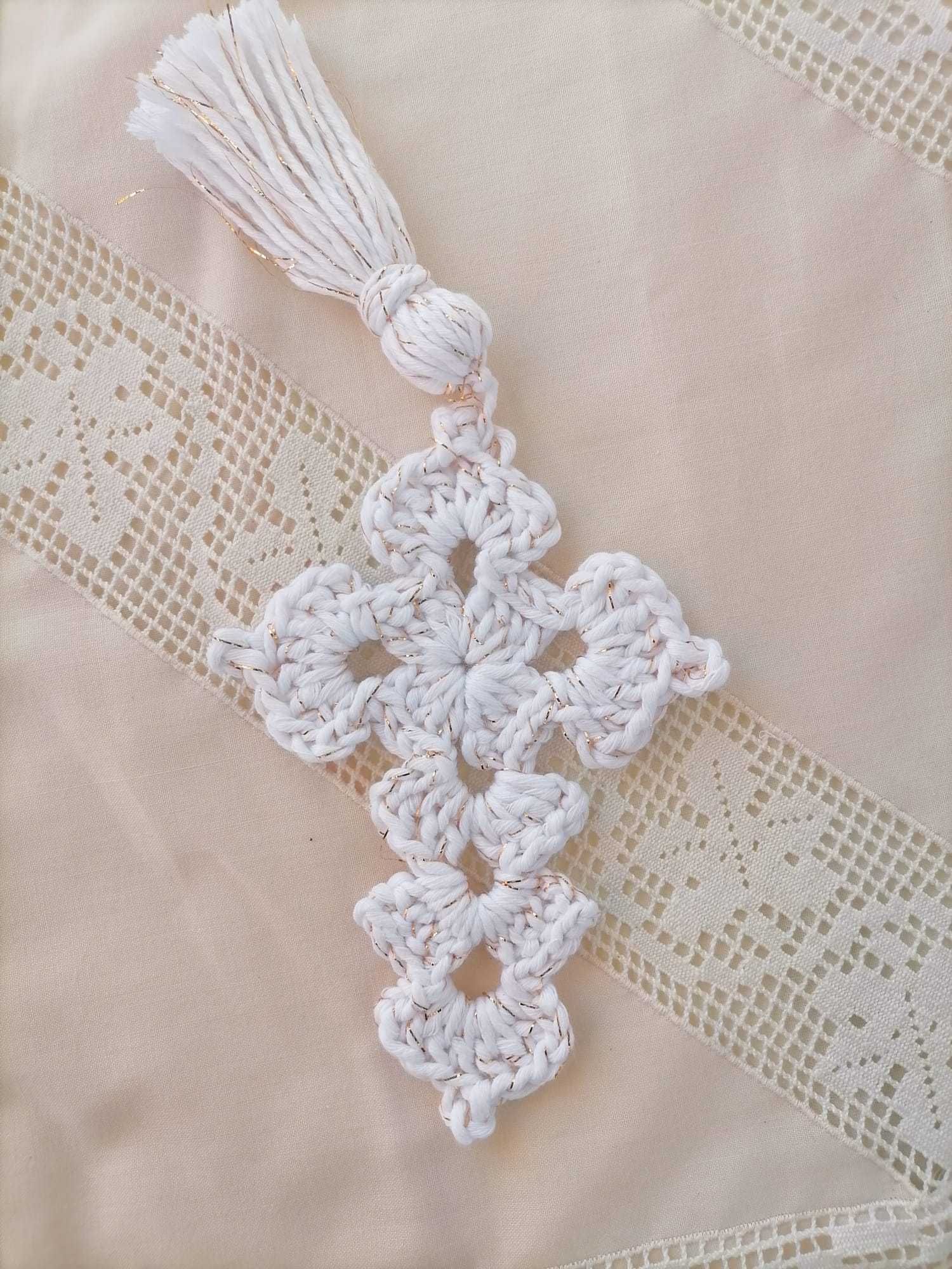 Cruz de Crochet - Branco e Dourado - Feito à mão