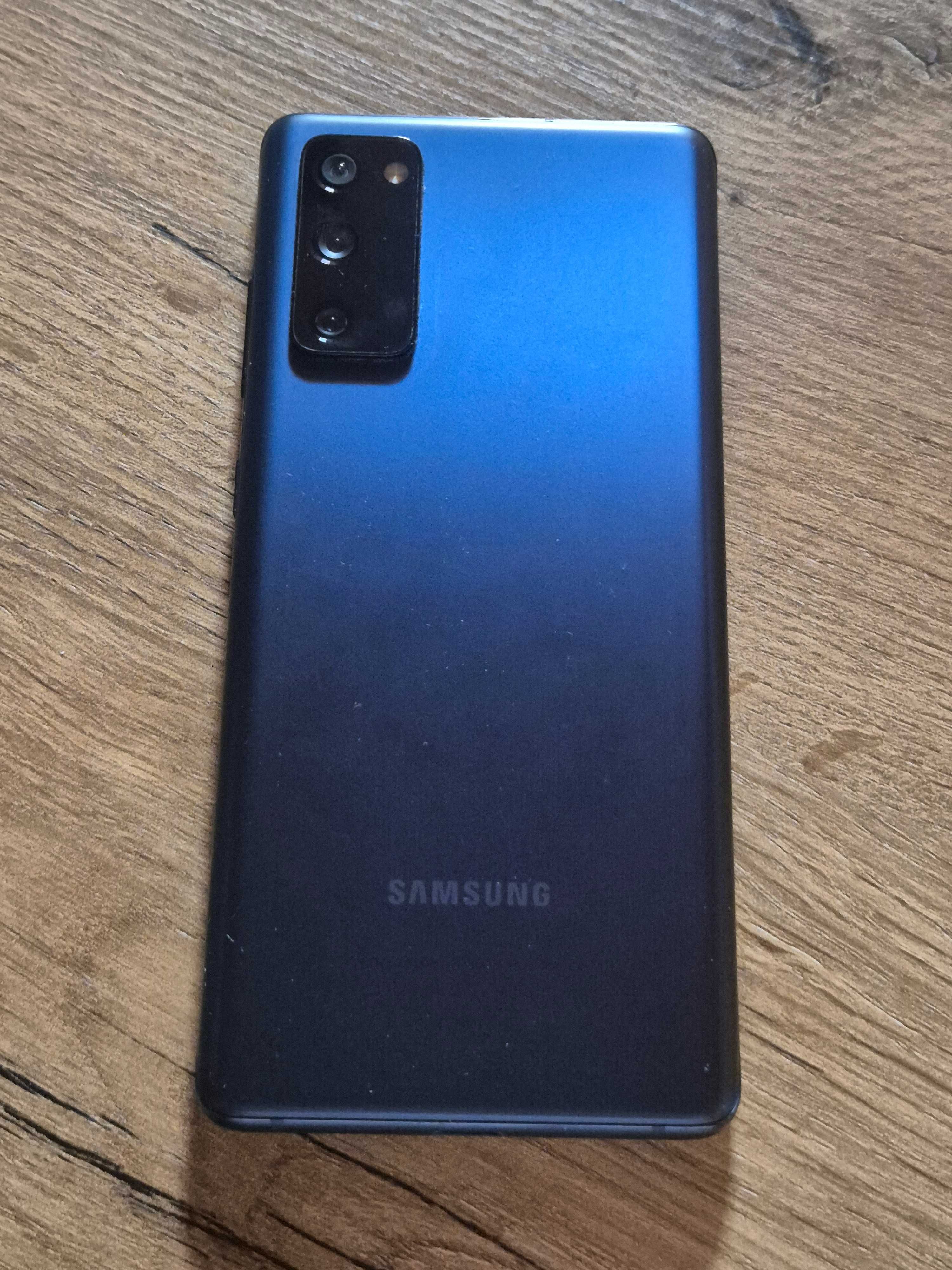 Samsung Galaxy S20 FE z etui