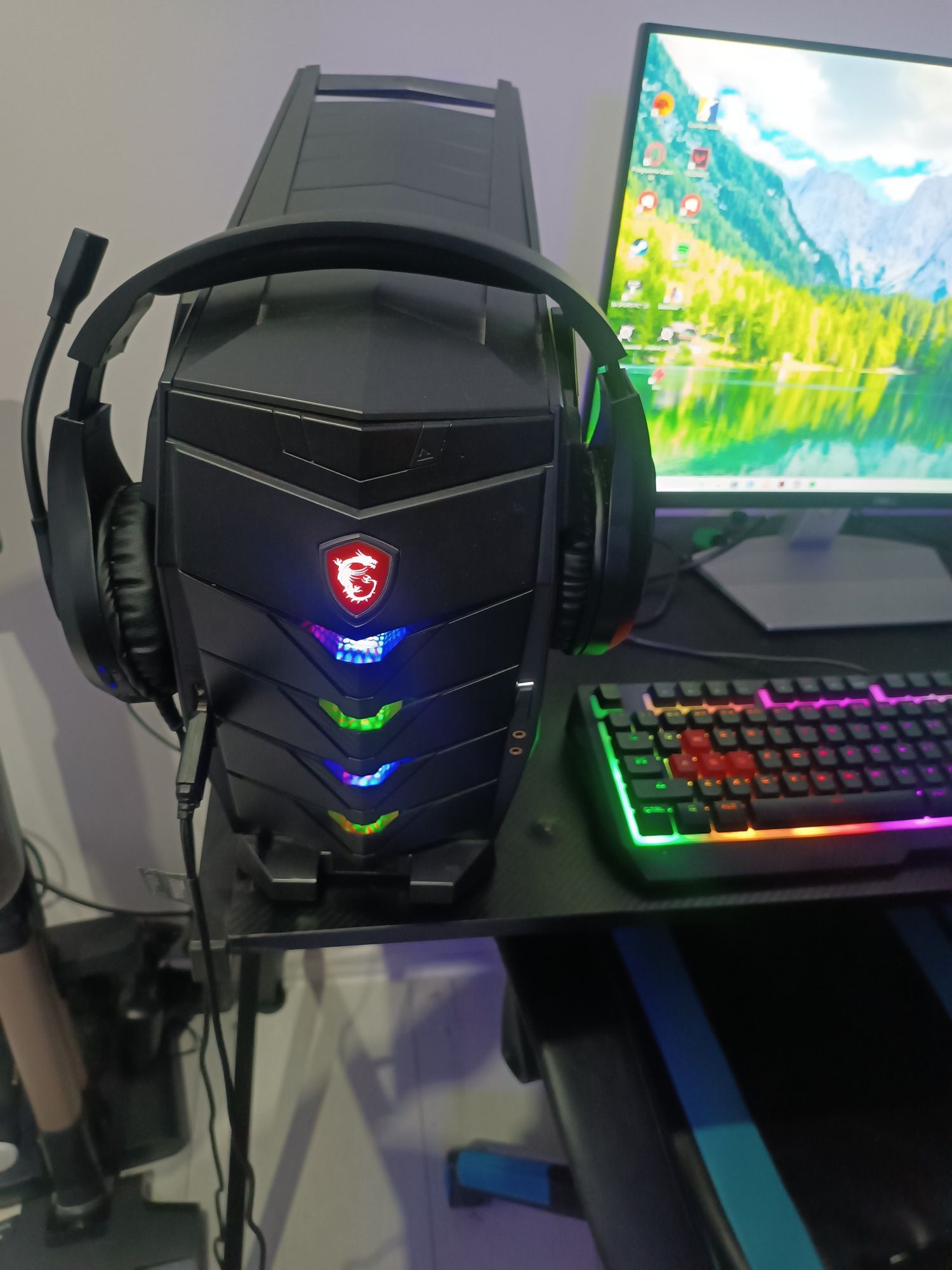 Komputer MSI + monitor, słuchawki, klawiatura, myszka