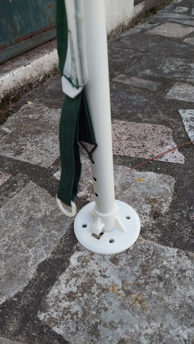 Tenda tipo pavilhão ou pergula verde