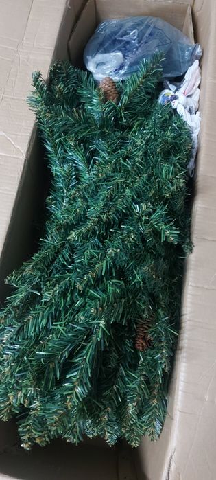 Vendo árvore de natal com 1.80 cm de altura Com pinhas