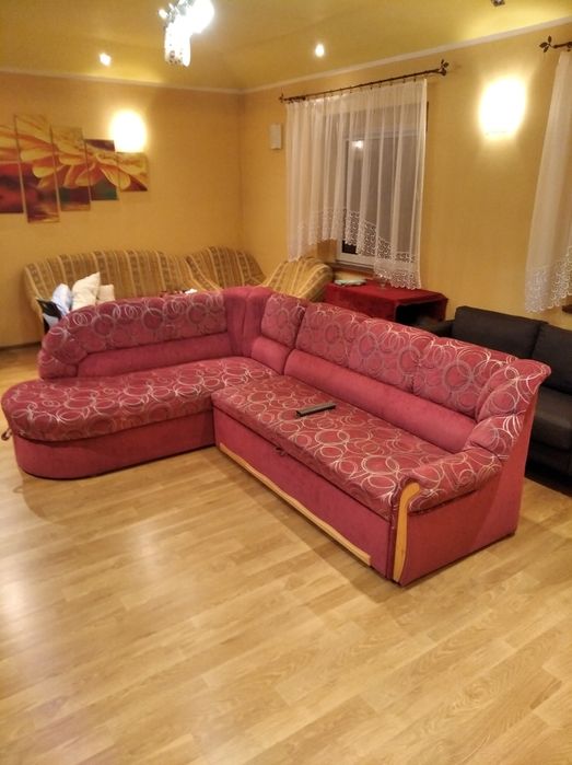 Narożnik rozkładany z funkcją spania, 2 pufy za 200 zł