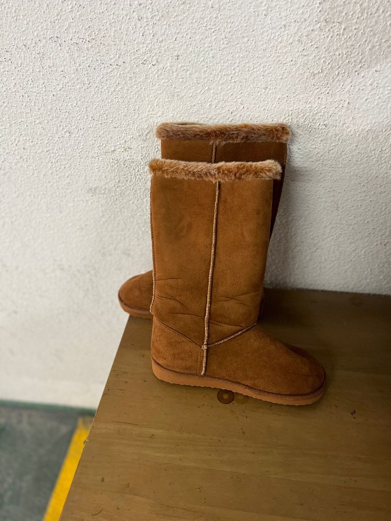 Botas beges com pêlo.