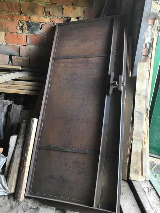 Продаються двері металеві