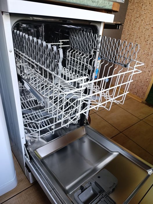 Посудомийна машина BEKO DFS05020W у гарному стані.