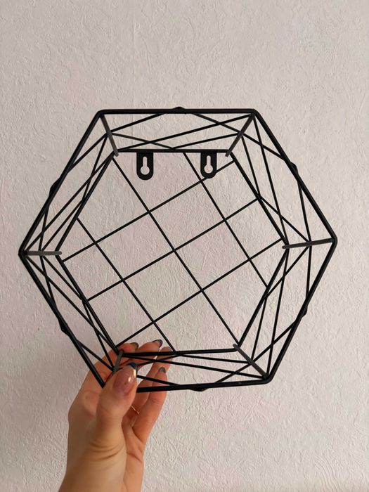 Metalowa półka ścienna w geometrycznym stylu