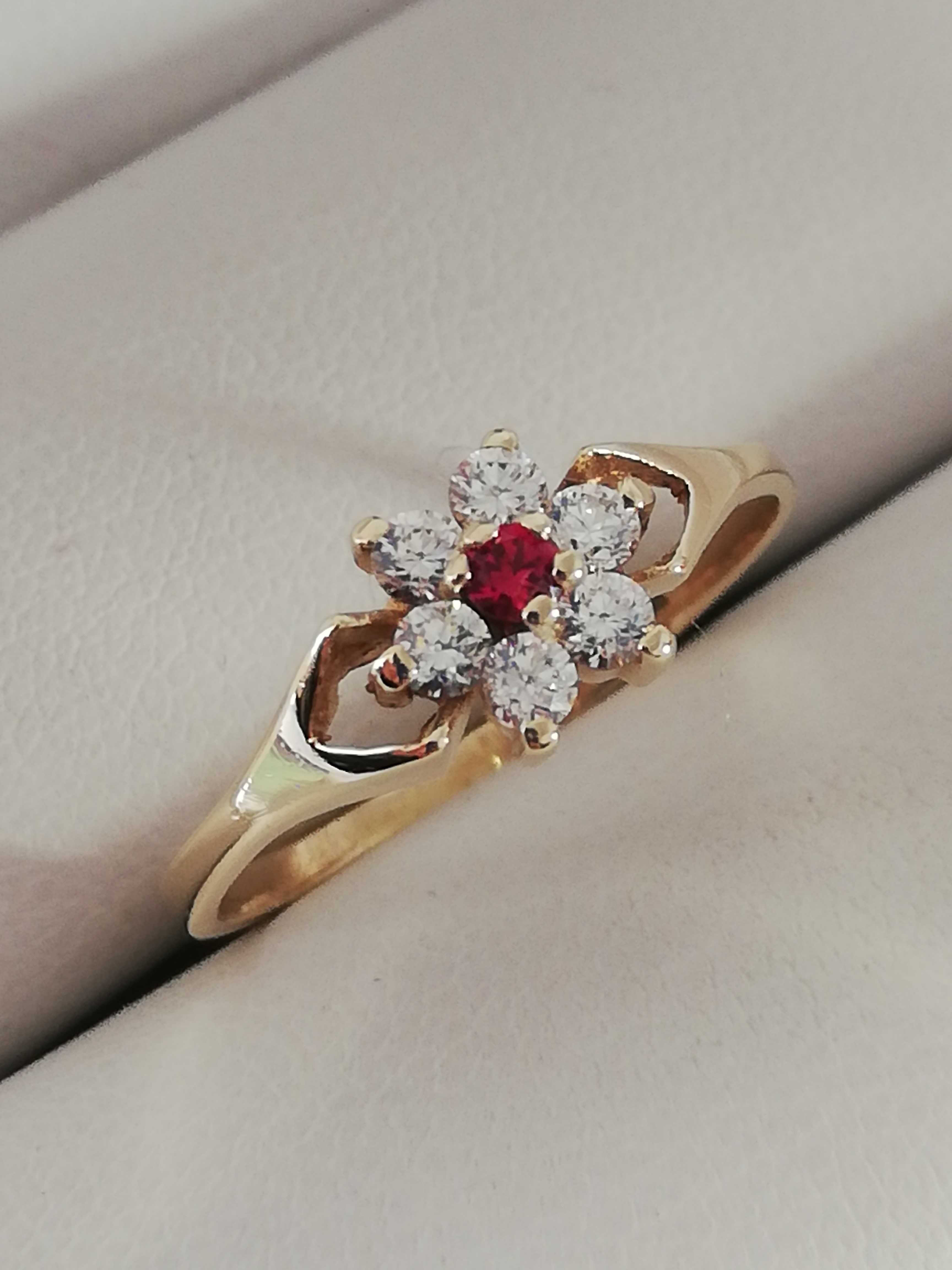 WŁOSKI złoty pierścionek kwiatek z cyrkoniami i rubinowym środkiem