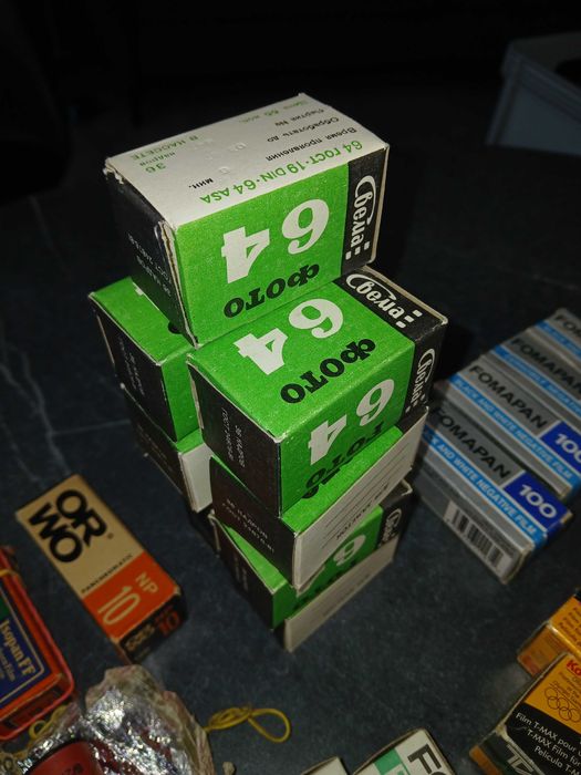 Filmy, klisze czarnobiałe, przeterminowane, format 135 i 120, 61 sztuk