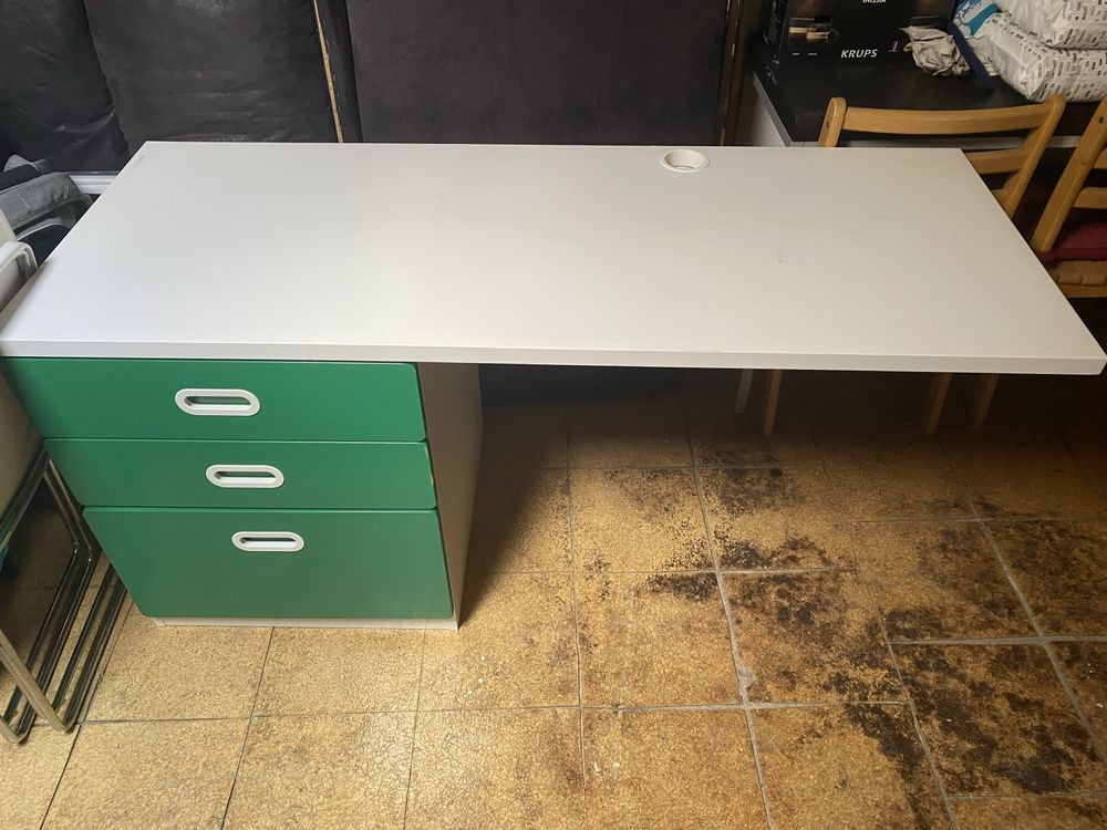 Mesa com gavetas IKEA