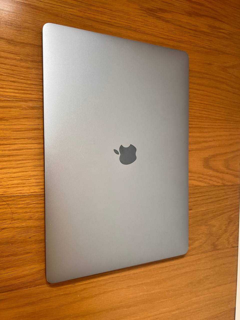 MacBook pro 2018 15,4 1TB 32GB