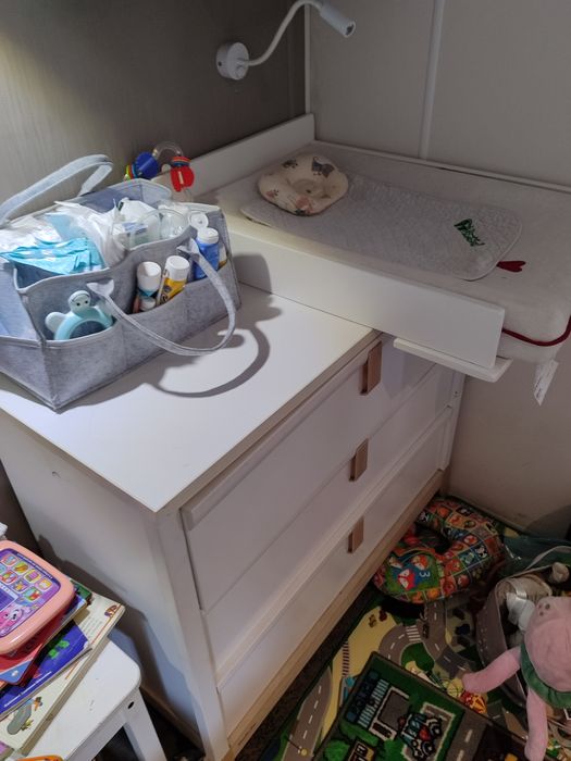 Berço e cómoda muda fraldas