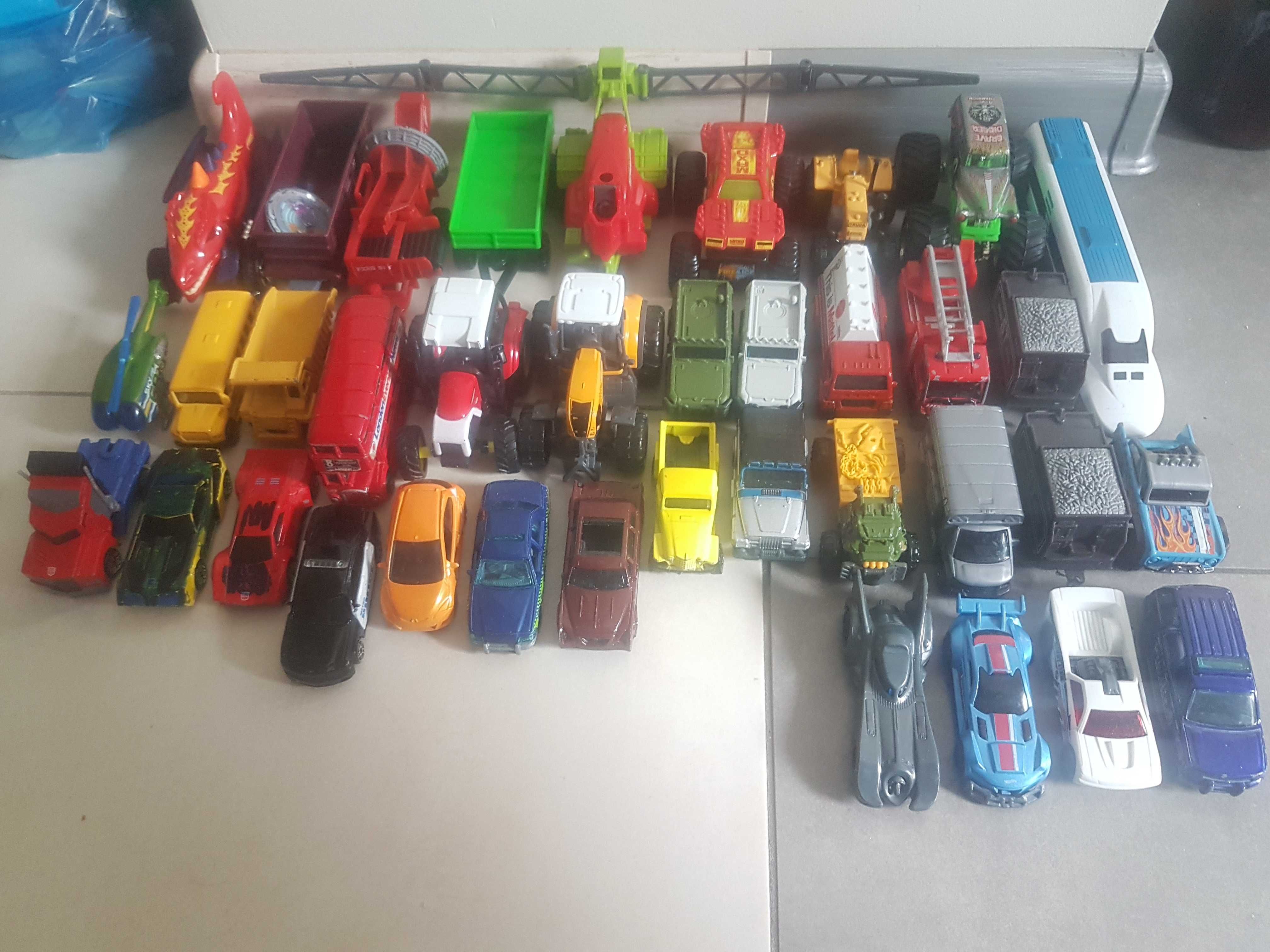 Autka zabawki resoraki samochodziki hot wheels i inne traktory