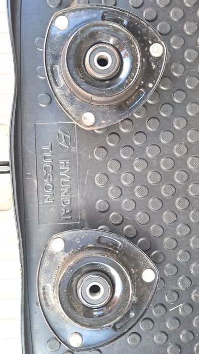 Передні опори амортизаторів на Хюндай Туксон 1