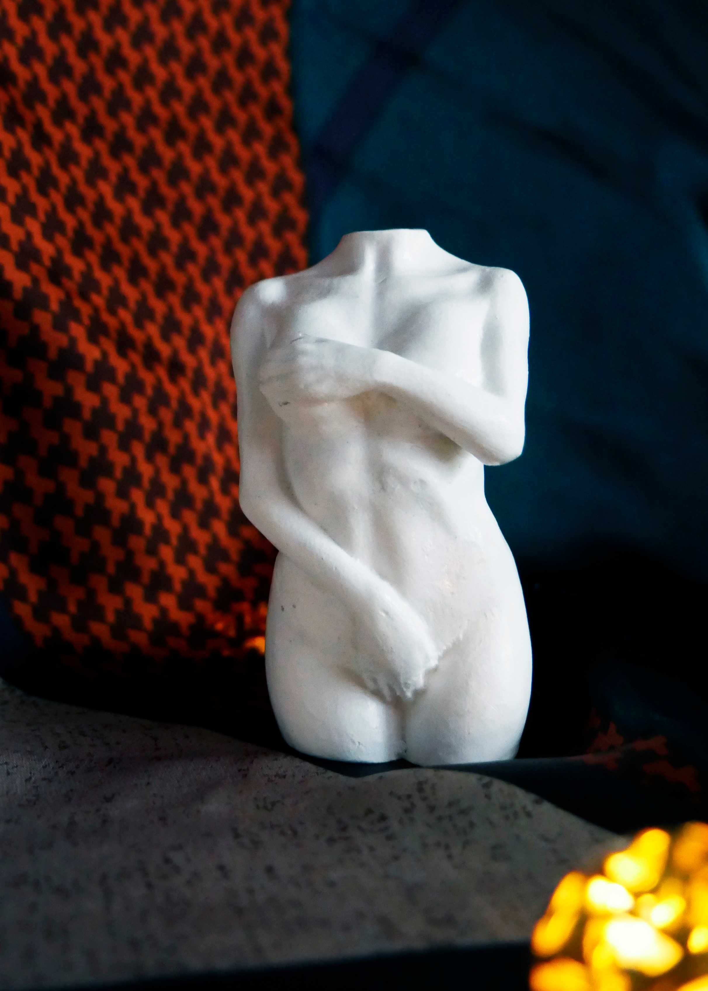 Rzeźba z gipsu, figurka kobiety w bieli, wys. 8,5 cm