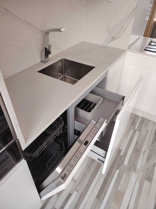 Cozinha branco lacado e bancada calacatta