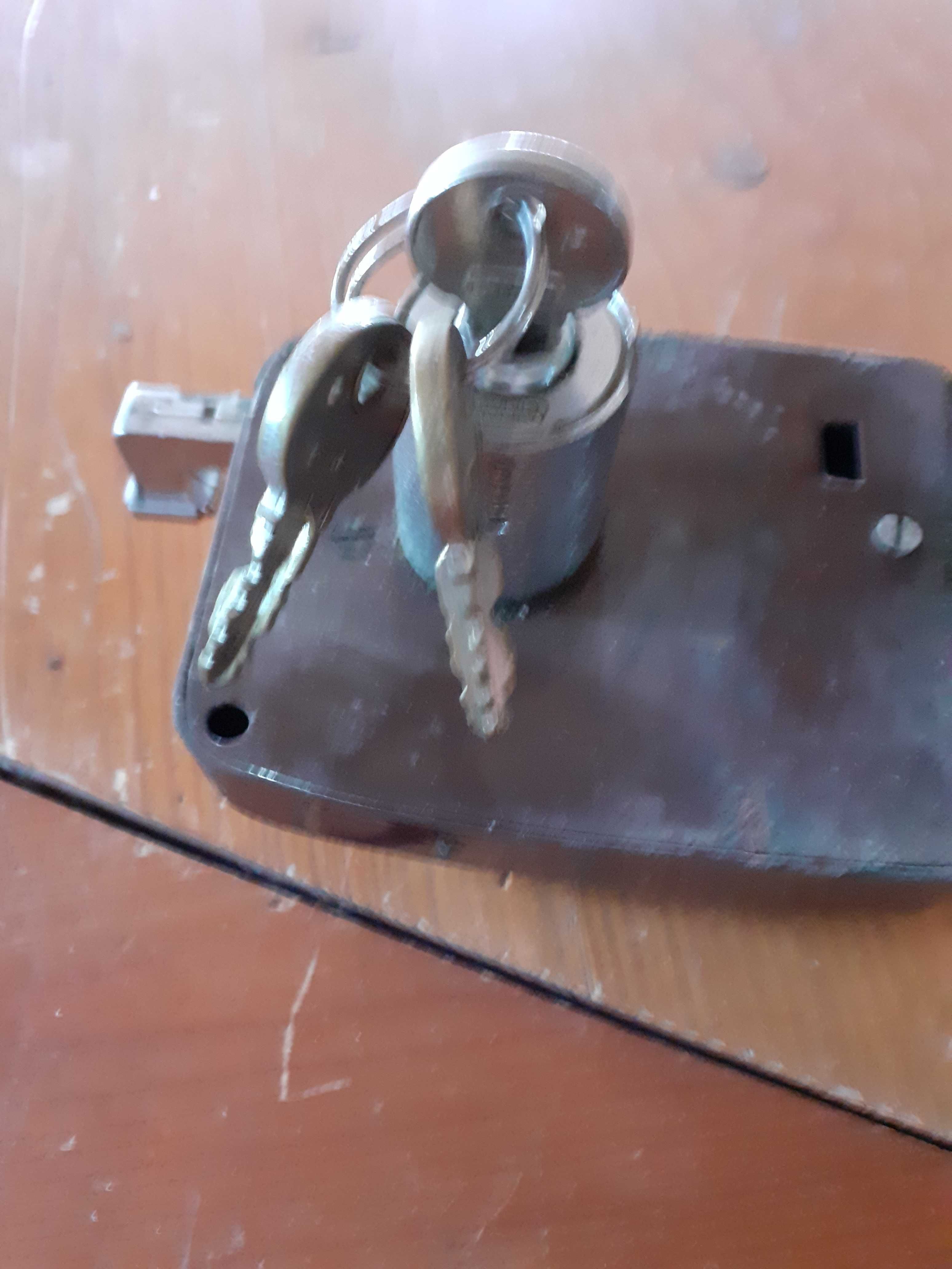 Fechadura com chaves