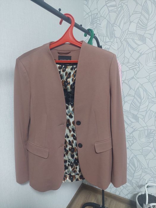 Піджак нереально красивого кольору.