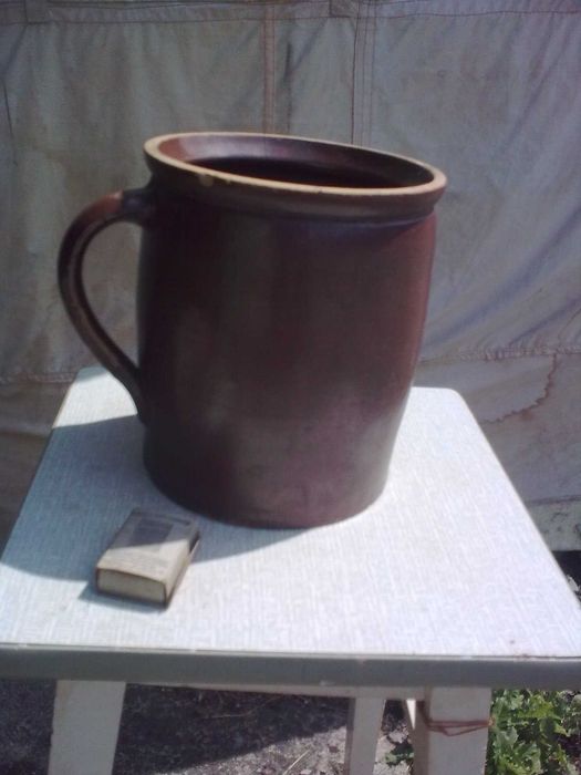 Stary garnek gliniany pęknięty. PRL. Starocie