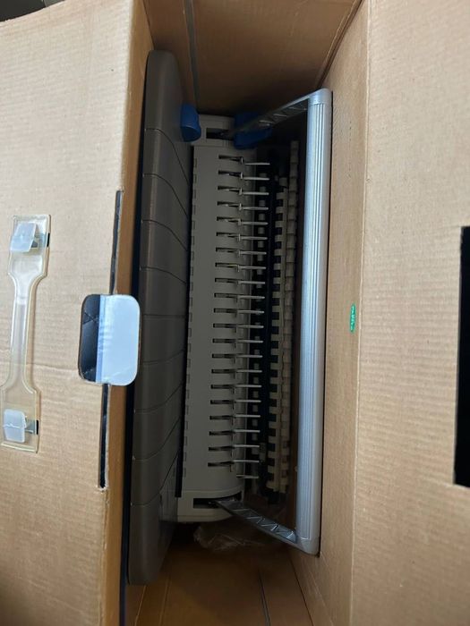 Настільний механічний біндер для пружинного переплетення документі