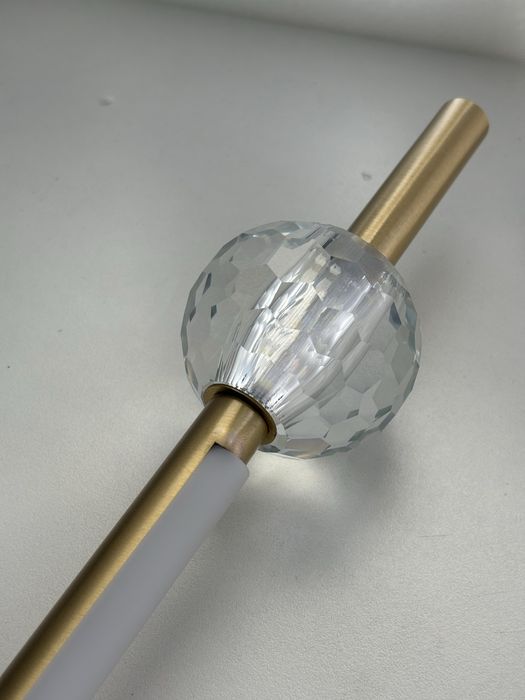 Lampa wisząca LED z kryształową kulą – nowoczesna, złota