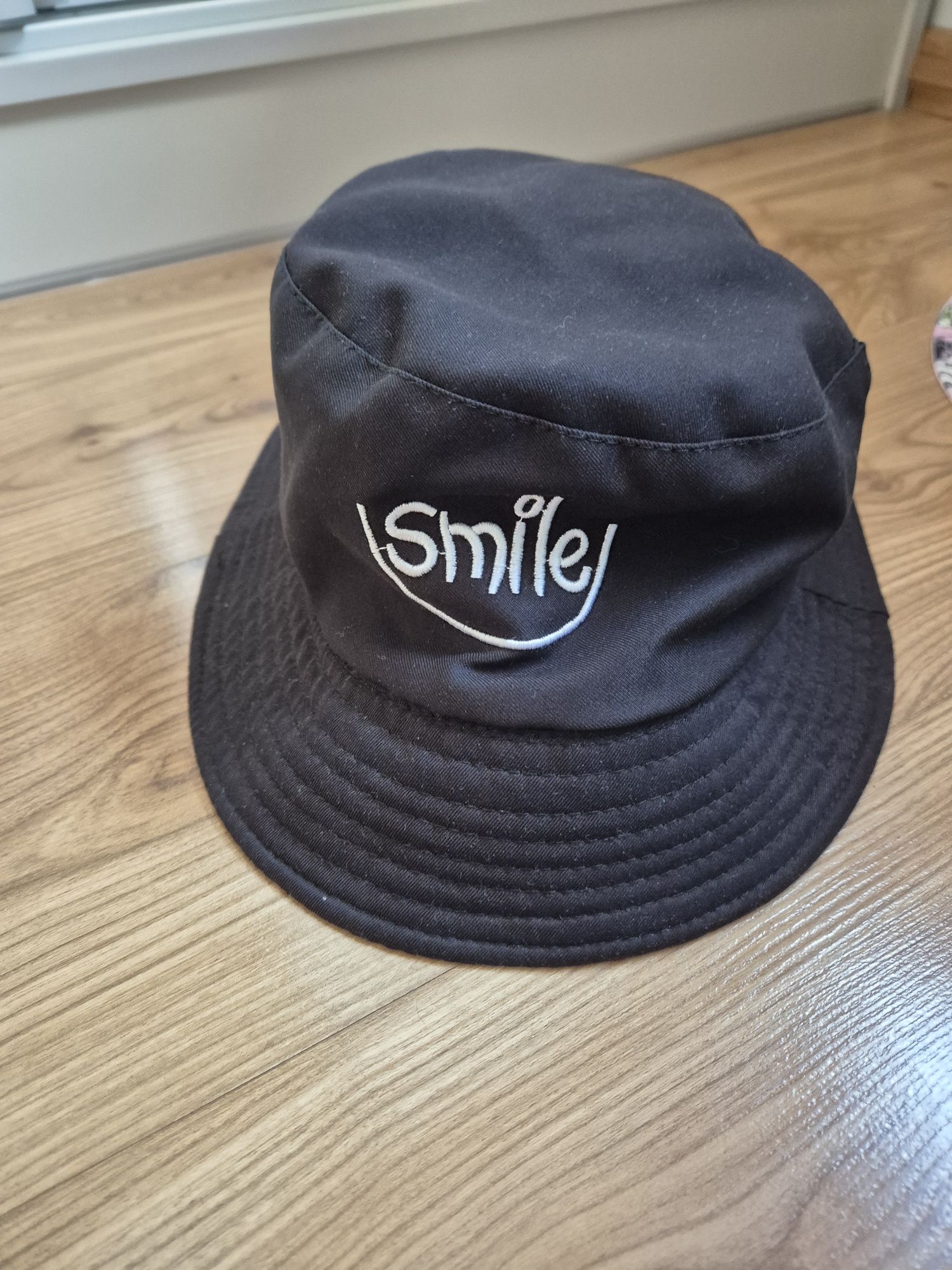 Dwustronna czapka bucket hat.