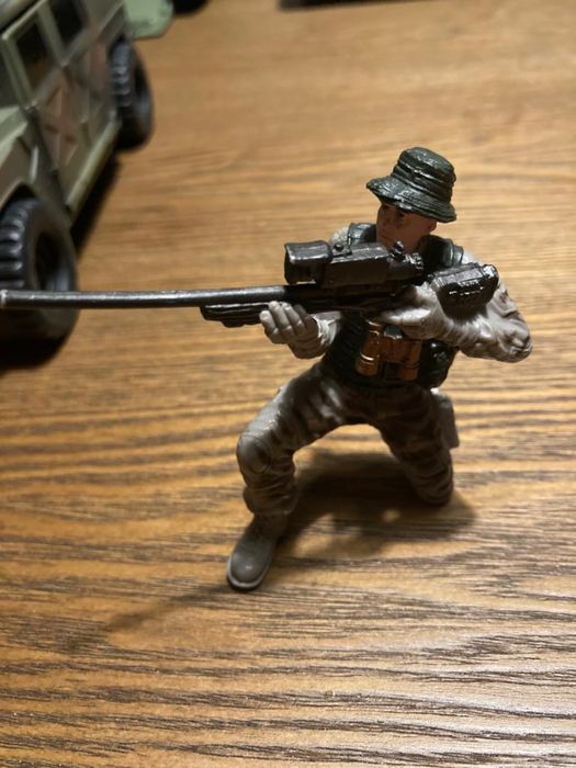 Brinquedo 2 tanques de batalha e jipe