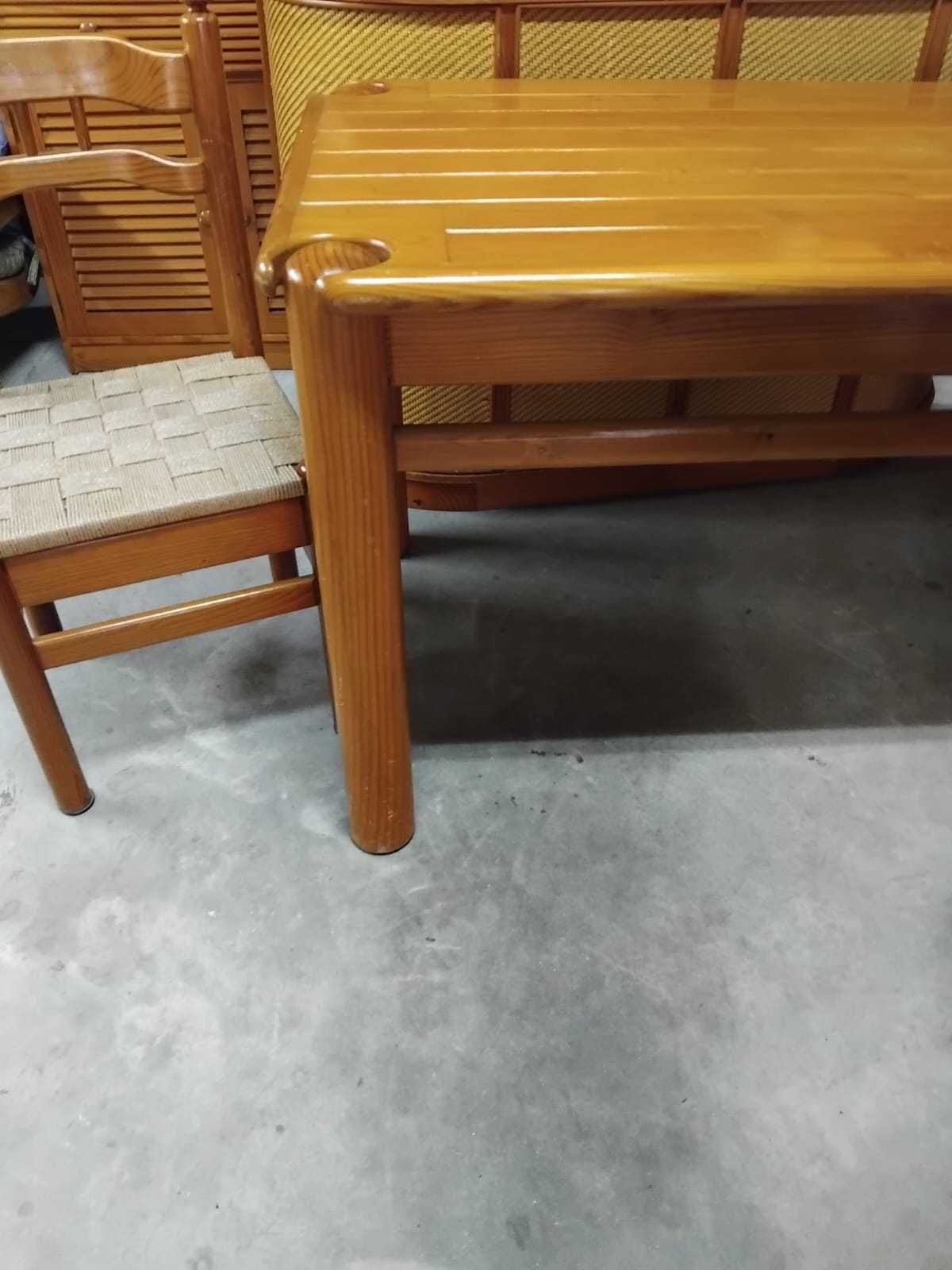 Mesa e cadeiras  em Pinho