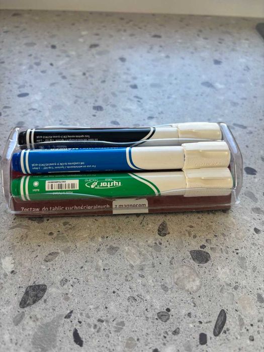 Markery flamastry do białej tablicy 4 szt. i gąbka z magnesem