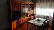 Móvel e mesa com cadeiras